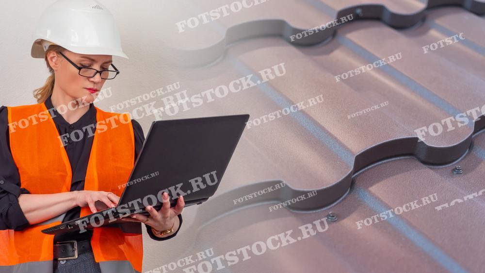 Женщина в защитной каске и оранжевом жилете работает на ноутбуке, проводя анализ и контроль строительного проекта. На заднем плане изображена черепичная крыша, что подчеркивает строительную тематику. Снимок сочетает в себе элементы офисной работы и строительного процесса.